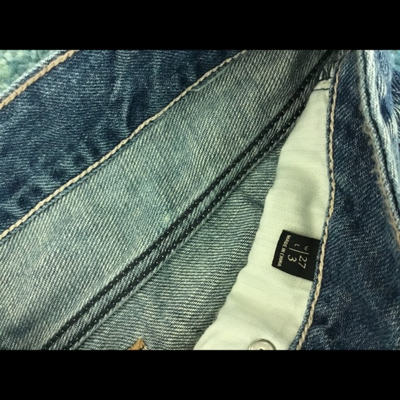 High rise distressed medium denim shorts. - Picture 4 of 4